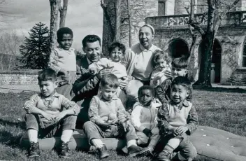  ??  ?? Joséphine Baker, son mari Jo Bouillon et leurs enfants pris en photo devant le château des Milandes.