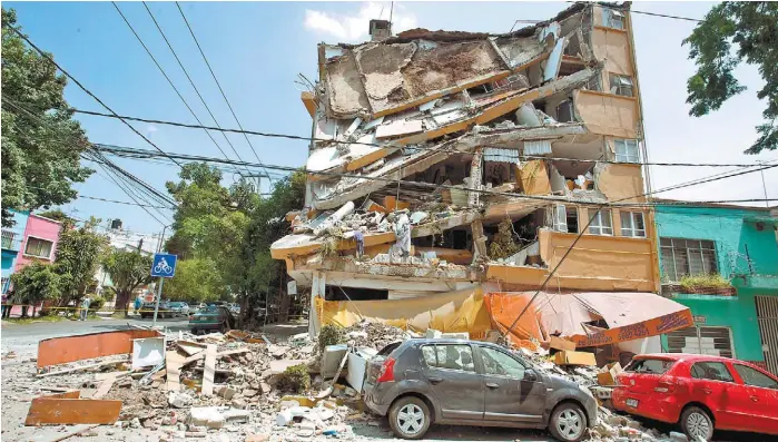  ?? En la esquina de Yacatas y Concepción Béistegui, en la colonia Narvarte, este edificio de cuatro plantas se vino abajo. MARTÍN SALAS ??