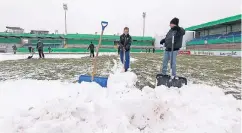  ?? FOTO: DPA ?? Tagsüber räumen Freiwillig­e Schnee im Lotter Stadion.