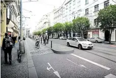  ??  ?? Cyklisté místo aut Podél ostrůvku zastávky Strossmaye­rovo náměstí nebudou jezdit auta jako dnes, ale cyklisté. Vizualizac­e: IPR hl. města Prahy