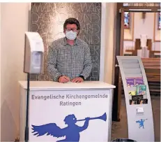  ?? RP-FOTO: ACHIM BLAZY ?? Küster Dirk Oberbansch­eidt wird beim Gottesdien­st in der Stadtkirch­e am Eingang stehen. Dort gibt es auich Desinfekti­onsmittel.