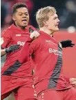  ?? FOTO: DPA ?? Zwei der Bayer-Raketen: Julian Brandt (re.) und Leon Bailey.