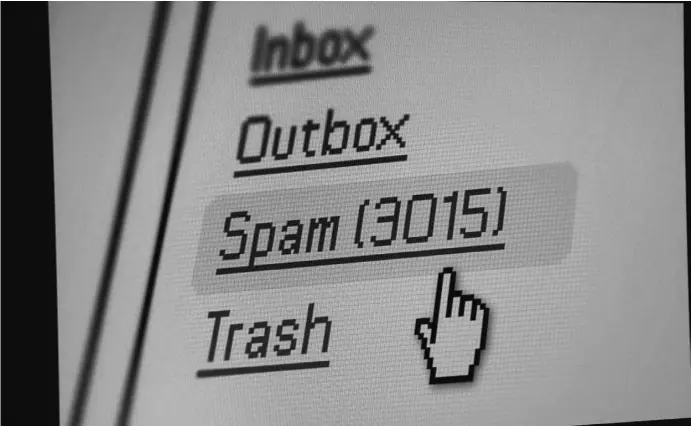  ?? Foto: Melanie Strauß ?? Hunderte Spam-Mails landeten täglich im Postfach von Carlos Wolf. Irgendwann antwortete er einfach.