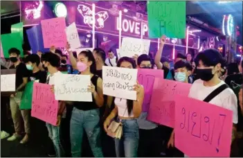  ?? Photo: PR Phuket ?? Hotel staff rallied in Soi Bangla to show they need their jobs.