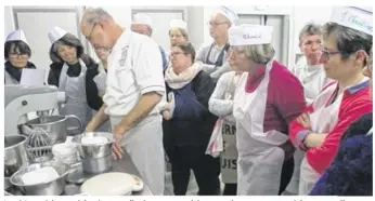  ??  ?? Les 21 participan­ts à la séance culinaire ont pu saisir toutes les astuces et précieux conseils pour préparer un menu de fête.