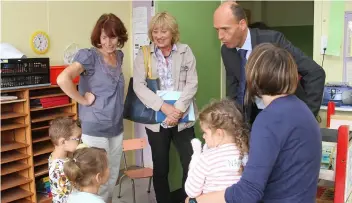  ??  ?? Le nouveau maire Olivier Lavenka, accompagné de son adjointe Chantal Baïocchi, ont visité les 6 écoles maternelle­s et les 5 écoles primaires provinoise en ce jour de rentrée.