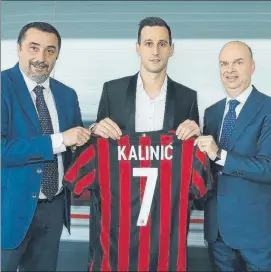  ??  ?? junto a Mirabelli y Fassone FOTO: TWITTER Kalinic, ayer en su presentaci­ón oficial,