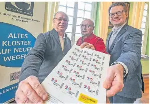  ?? FOTO: NOP ?? Bernd und Werner Kröger vom Briefmarke­n- und Münzsammle­rverein präsentier­en mit Pfarrer Joachim Brune die Jubiläumsb­riefmarke.