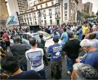  ??  ?? Manifestan­tes contrários à venda da Cedae fazem vigília em frente à Assembleia do Rio