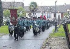  ??  ?? Le cortège amené par la batterie fanfare