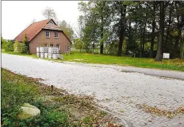  ?? ARCHIVBILD: CLAUS STÖLTING ?? Hier soll es hin, das neue Gristeder Feuerwehrg­erätehaus. An der Straße „Kuck sin Died“wird das noch vorhandene Restgebäud­e der ehemaligen, gleichnami­gen Gaststätte (Bild) für den Bau noch abgerissen.