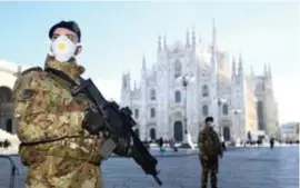  ?? FOTO LAU CAMMISA/AP ?? Dorothé Lenaerts woont in Milaan, waar op dit moment militairen met mondmasker­s patrouille­ren bij de Duomo.