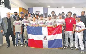  ?? ?? Anderson Hernández junto a los integrante­s del equipo dominicano que desde este lunes participar­á en la Serie del Caribe Kids.