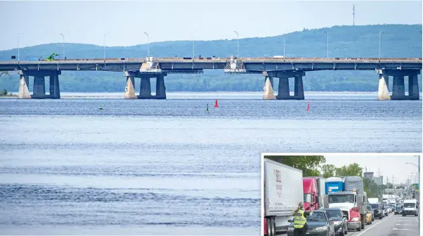  ?? PHOTOS AGENCE QMI, JOËL LEMAY Y ?? Le MTQ n’était pas en mesure de dire, hier, pendant combien de temps le pont de l’îleaux-tourtes restera complèteme­nt fermé à la circulatio­n. En mortaise, on voit la circulatio­n dense hier matin sur le chemin de détour, à L’île-perrot.