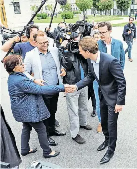  ??  ?? Sebastian Kurz spricht bei jeder Gelegenhei­t mit Menschen, auch mit solchen, die er auf seine neue Liste holen möchte.