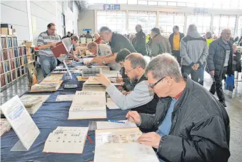  ?? FOTO: TSCHEK ?? Aussterben­des Hobby? Beim Briefmarke­nsammeln wollen sich viele Markenbesi­tzer auch von ihren Schätzen trennen.