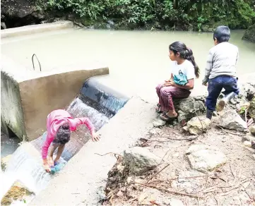  ??  ?? Children play near a small hydroelect­ric dam in the la Paz region of Honduras inn 2016.The electricit­y produced powers three indigenous communitie­s, and each family in the area sent a representa­tive to supply the labour. The communitie­s now own and...