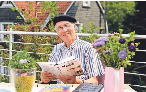  ?? FOTO: JÜRGEN MOLL (ARCHIV) ?? Werner Brück engagiert sich unter anderem beim Seniorenka­barett „Remscheide­r Schirmspit­zen“, in der Frewillige­nzentrale „Die Brücke“, in der JVA Lüttringha­usen oder als Prädikant in der Adolf-Clarenbach-Gemeinde.