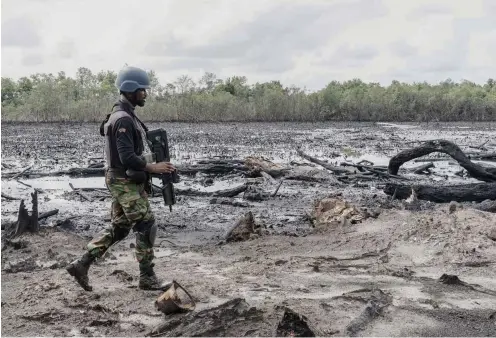  ?? Foto: AFP/Stefan Heunis ?? So weit das Auge reicht: Die Umweltzers­törung im Nigerdelta durch die legale und illegale Ölförderun­g kennt keine Grenzen.