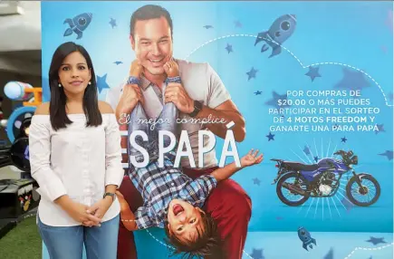  ??  ?? Para papá. Ana Lucía Díaz, jefa de marca de Metrocentr­o, da a conocer la promoción y actividade­s especiales para el Día del Padre.