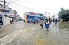  ?? ?? Avadi Kannadapal­ayam flooded after lake water entered the neighbourh­ood