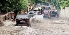  ?? PIC/NAVEEN SHARMA ?? Vehicles trudging in the water-logged streets near ISBT here on Saturday