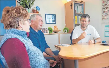  ?? FOTO: POIMER ?? Pitts Eltern Evelin und Stefan Holitsch im Gespräch mit Hausarzt Christof Metzler.