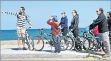  ??  ?? A bicylclett­e le long de la plage