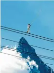  ?? Foto: dpa ?? Über die Seile einer neuen Schweizer Kabinenbah­n ist ein Hochseilar­tist am Wochenende balanciert. Im Hintergrun­d siehst du das Matterhorn.