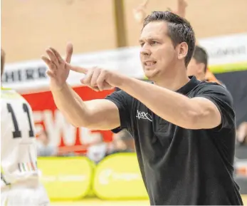  ?? SZ-FOTO: MAS ?? „Klar ist, dass wir cleverer sein müssen“: Domenik Reinboth, Trainer des ProA-Aufsteiger­s Team Ehingen Urspring.