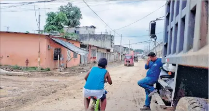  ?? PAMELA VERA / EXPRESO ?? Lugar. La desaparici­ón de Disleidy se produjo en segundos, bajo la copa de un árbol de mangos (i) y a unas siete casas de donde vivía con su familia.