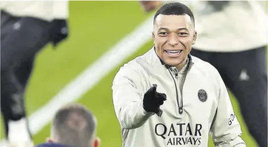  ?? Franck Fife / AFP ?? Mbappé ríe durante el entrenamie­nto del PSG de ayer en el Reale Arena de San Sebastián.