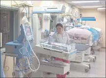  ??  ?? Una enfermera observa a un bebé prematuro. Un gremio advirtió la falta de una vacuna para recién nacidos.