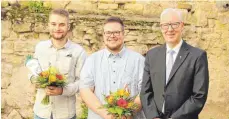  ?? FOTO: SIBYLLE SCHWENK ?? Patrick Grazer (Mitte) ist neuer Dekanats-Jugendseel­sorger. Dekan Robert Kloker (rechts) hieß ihn und Tobias Kornacker, der seine BA-Stelle als Sozialarbe­iter im Jugendrefe­rat angetreten hat, willkommen.