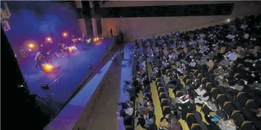  ??  ?? MEDITERRÁN­EO
Imagen del concierto de Ciudad Jara del año pasado en el que el público guardó las distancias interperso­nales y obligaron al uso de la mascarilla.