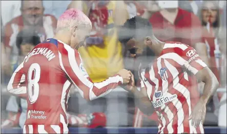  ?? Foto: EFE ?? Thomas Lemar, con Antoine Griezmann, después de que el de Martinica le asistiese en el segundo gol ante el Cádiz