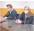  ?? FOTO: WUK ?? Der 52-jährige Angeklagte mit seinem Anwalt Lars Horst