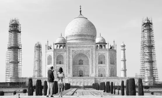 ??  ?? Britain’s Prince William and his wife, Catherine, the Duchess of Cambridge, at the Taj Mahal in Agra