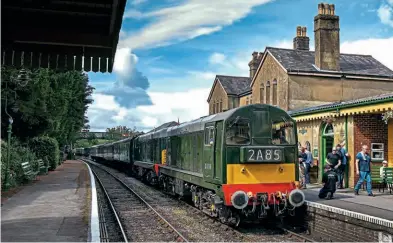  ?? ?? Pictured on their first day in service together on the Mid Hants Railway, D8188 and D8059 stand at Alresford on September 11, prior to working the 13.10 service to Alton.
Jeremy de Souza