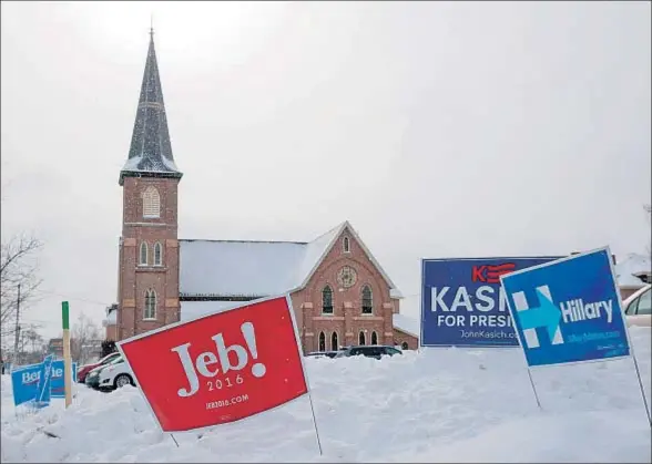  ?? DOMINICK REUTER / AFP ?? Carteles de campaña de candidatos demócratas y republican­os junto a un local de votación, en Concord (Nuevo Hampshire)