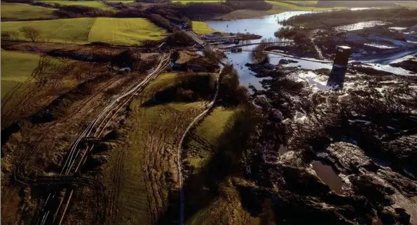  ?? ?? Det store jordskred ved virksomhed­en Nordic Waste lidt syd for Randers truede på et tidspunkt med at begrave landsbyen Ølst under jord. Foto: Benny Kjølhede