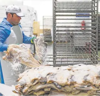  ?? // ABC ?? Un trabajador de Albacor, en las instalacio­nes de la empresa