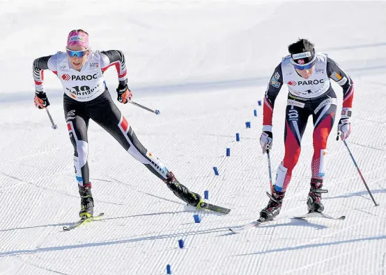  ??  ?? Teresa Stadlober (links), hier im Duell mit der Norwegerin Heidi Weng, hat als Skiathlon-Sechste ihr großes Potenzial unter Beweis gestellt.