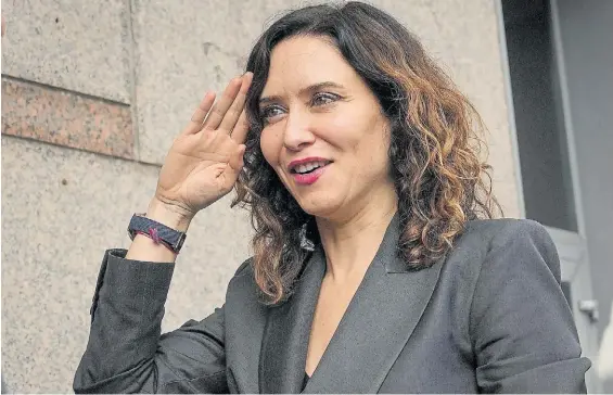  ?? AP ?? Tensiones. La presidente de la Comunidad de Madrid, Isabel Díaz Ayuso, en el centro de una batalla y acusacione­s entre el PSOE y el PP.