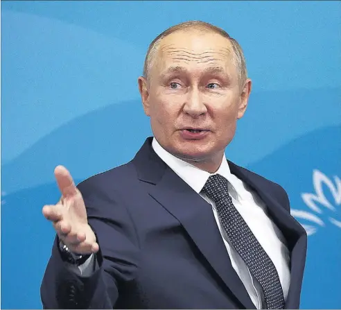  ?? VALERY SHARIFULIN / EFE ?? El presidente ruso, Vladimir Putin, gesticula durante un foro económico en la localidad de Vladivosto­k.