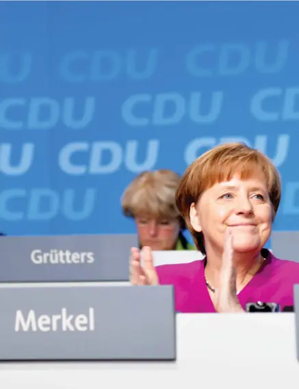  ??  ?? PRESSAD. Tysklands förbundska­nsler Angela Merkel vid CDU:S partikongr­ess i Berlin.