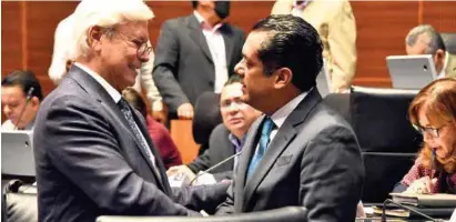  ?? ?? PERMANENTE.
El senador Jaime Bonilla, al estrechar la mano del diputado morenista Sergio Gutiérrez Luna, ayer.