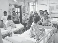  ??  ?? ANGGOTA keluarga sempat beramah mesra dengan para pesakit di wad wanita.