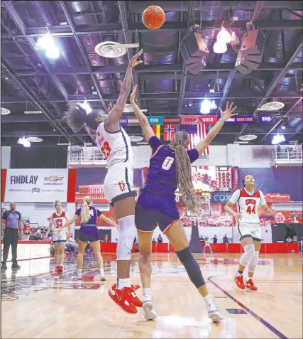  ?? Erik Verduzco Las Vegas Review-journal ?? UNLV center Desi-rae Young shoots over Pepperdine forward Theresa Grace Mbanefo during the second half of the Lady Rebels’ 80-58 victory Nov. 7 at Cox Pavilion. Young scored 16 points.