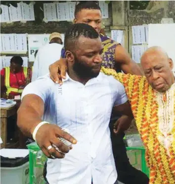  ??  ?? A sick man votes during the presidenti­al election